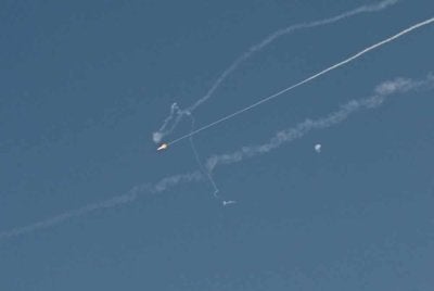 Sejak permulaan serangan Iran pada 28 Februari, sebanyak 165 peluru berpandu balistik yang dilancarkan dari Iran ke arah UAE telah dikesan, dengan 152 daripadanya berjaya dimusnahkan manakala 13 lagi jatuh ke kawasan perairan. Foto AFP