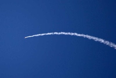 Serangan itu menyebabkan kebakaran pada dua buah kontena yang menyimpan bahan am.