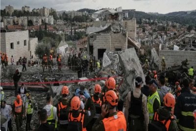 Pasukan penyelamat dan anggota tentera menjalankan operasi di lokasi beberapa individu terbunuh akibat serangan peluru berpandu Iran di Beit Shemesh. -Agensi