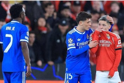 Infantino mencadangkan bahawa pemain yang menutup mulut ketika bercakap dengan pihak lawan boleh dilayangkan kad merah, susulan dakwaan kata-kata perkauman yang didakwa diucapkan oleh Prestianni (kanan).