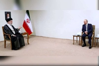 Khamenei (kiri) bersama Putin dalam satu pertemuan. Foto fail Agensi
