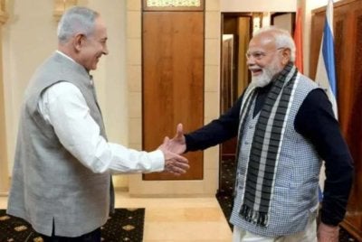 Perdana Menteri Israel, Benjamin Netanyahu (kiri) bersalaman dengan Modi ketika pertemuan dua pemimpin itu yang berlangsung di Israel. Foto: Agensi