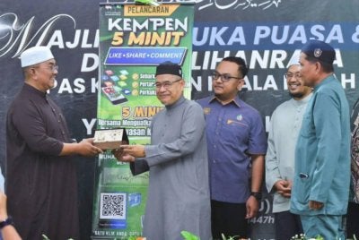 Muhammad Sanusi (kiri) pada Majlis Berbuka Puasa dan Dana Pilihan Raya Pas Kawasan Kuala Kedah di Dewan Al-Amin, Teluk Bagan di Kuala Kedah pada Sabtu.