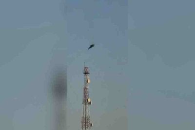 Rakaman video menunjukkan pesawat pejuang itu mula menjunam.-Agensi