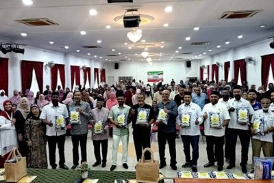 LEBIH 200 orang daripada golongan memerlukan di sekitar Wilayah Persekutuan menerima sumbangan daripada Ehsan Group of Companies. 