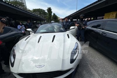 Kereta mewah Aston Martin diseludup dan ditemukan di kawasan pakir. Foto: ADILA SHARINNI WAHID