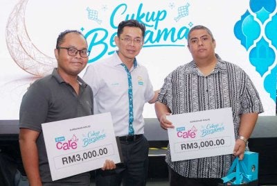 Dari kiri: Muhammad Aminnuraliff, Jay Khairil dan Khairil Anwar pada majlis penyerahan sumbangan 'BSN Care Cukup Bersama' serta tayangan Perdana Video Raya BSN bertajuk 'Lebih Dari Cukup' pada Isnin.