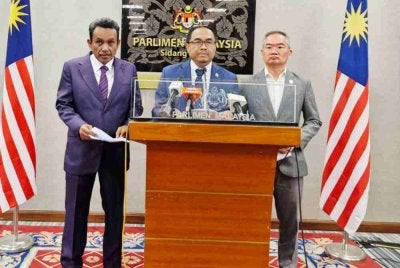 Azli ketika sidang media di Bangunan Parlimen, pada Isnin.