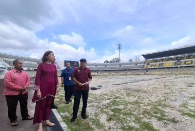 Sandrea (dua dari kiri) meninjau perkembangan kerja-kerja baik pulih dan keadaan padang di Stadium Perak di Ipoh pada Isnin.