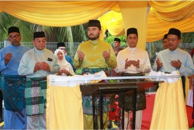 Tengku Amir (tengah) pada Majlis Perasmian Masjid Nurul Iman, Telok Gadong di sini pada Isnin.