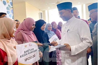 Zambry menyampaikan bantuan kasih Rahmah kepada pelajar pada Majlis Iftar Mahabbah IPTA Kelantan di UMK Bachok pada Isnin. 