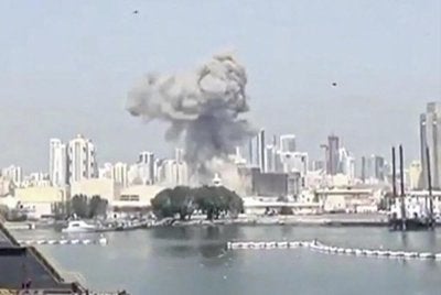 Imej UGC yang disiarkan di media sosial pada 28 Februari 2026 dan disahkan oleh pasukan AFPTV di Paris, menunjukkan detik serangan Iran ke atas pangkalan AS di Bahrain - Foto: AFP