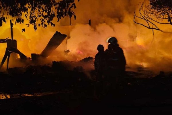 Sebuah kediaman musnah dalam kebakaran yang berlaku pada awal pagi Isnin.