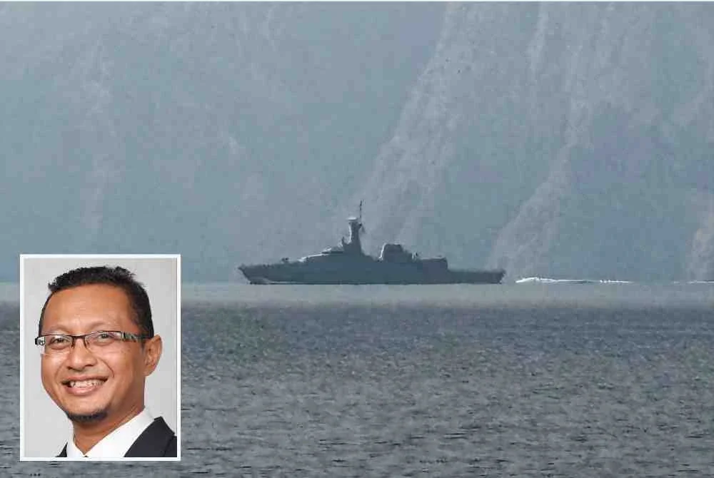 Sebuah kapal tentera laut dilihat belayar di Selat Hormuz, laluan perairan penting yang menjadi laluan sebahagian besar minyak dan gas dunia, selepas dua kapal diserang pada 1 Mac. Foto AFP (Gambar kecil: Nuradli Ridzwan Shah)