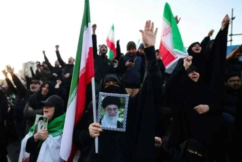 Kumpulan penunjuk perasaan di Iran berhimpun ketika mengenang Pemimpin Agung, Ayatollah Ali Khamenei yang gugur syahid dalam serangan dilancarkan AS-Israel pada Sabtu lalu. - Foto AFP