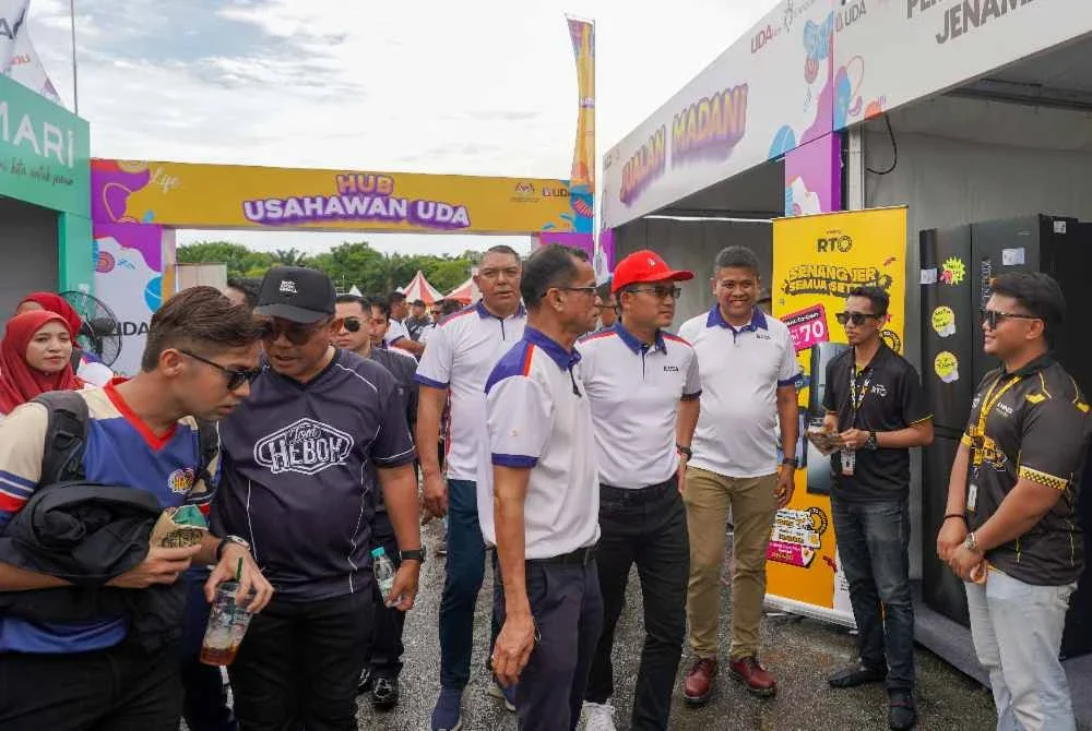 Pemangku Presiden/Ketua Pegawai Eksekutif UDA, Azrudyn Rashid (lima dari kanan), Naib Presiden Kanan, Bahagian Pelaburan dan Pengurusan Harta UDA,Mohd Nazri Jamiran , (tiga dari kiri) bersama Pengurusan UDA mengiringi Ketua Setiausaha Kementerian Pembangunan Usahawan dan Koperasi, Datuk Sri Khairul Dzaimee Daud mengadakan
lawatan tapak ke reruai usahawan di Hub Usahawan UDA. 