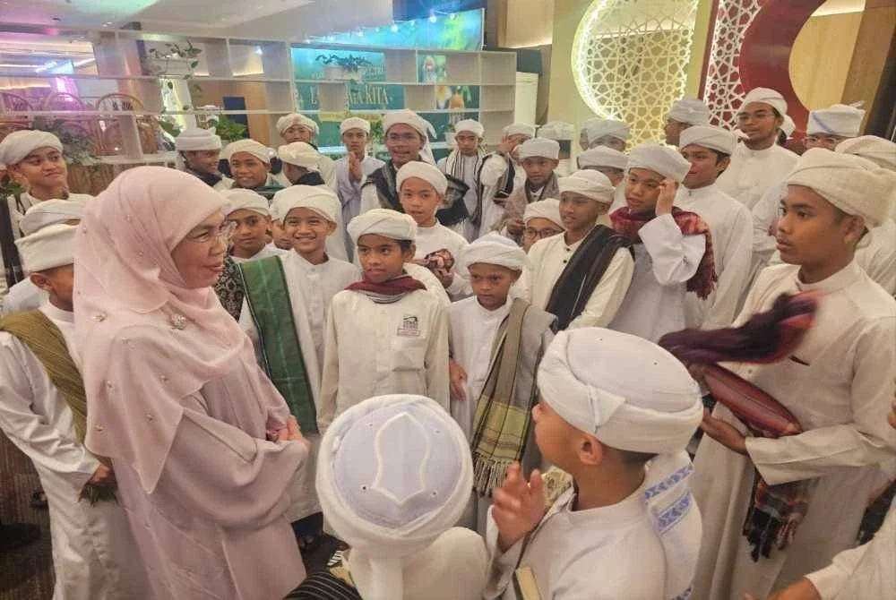Rosmawati semasa beramah mesra dengan pelajar tahfiz di SICC, Kota Kinabalu.