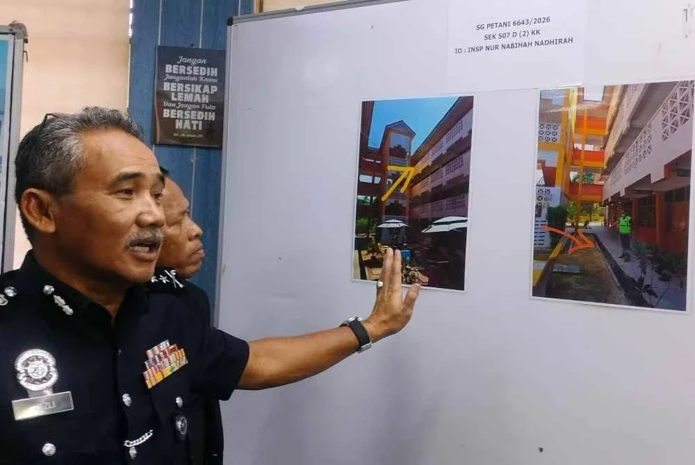 Adzli menunjukkan gambar lokasi kejadian pelajar OKU jatuh di sekolah. 
