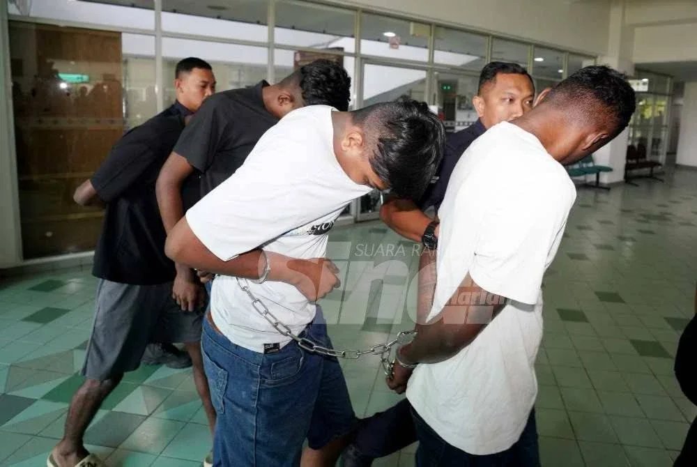 Empat lelaki dibawa ke Mahkamah Majistret Shah Alam pada Selasa berhubung kes curi tabung Masjid Kristal Seksyen 7, dua minggu lalu. Foto Sinar Harian, ROSLI TALIB