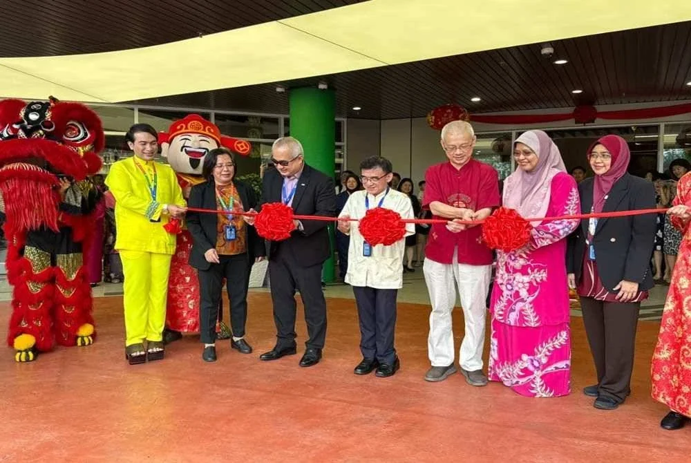Tan Yew Aik (empat dari kiri) hadir pada majlis pemotongan reben sempena pelancaran lembut Lobi Utama, Kawasan Turun Penumpang dan Taman Teres.