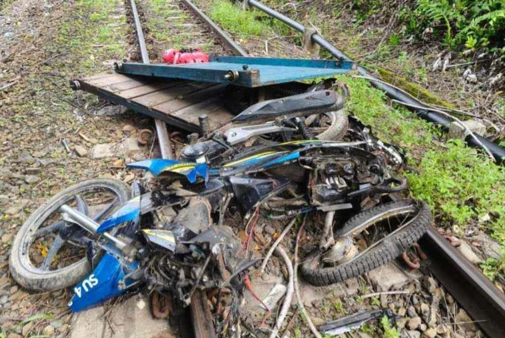 Keadaan motosikal troli yang digunakan penduduk rosak selepas dirempuh kereta api.