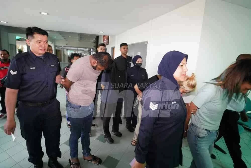 Lima termasuk tiga wanita dihadapkan ke mahkamah pada Selasa. 