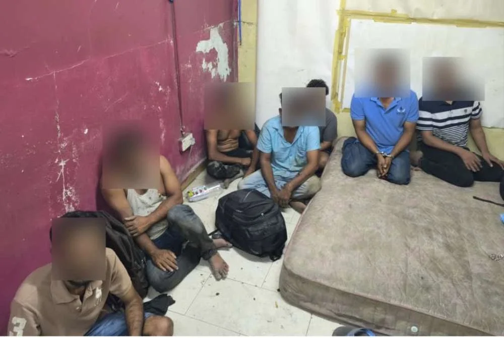 JIM menumpaskan sindiket penyeludupan migran dalam serbuan di Klang pada Isnin. Foto: JIM