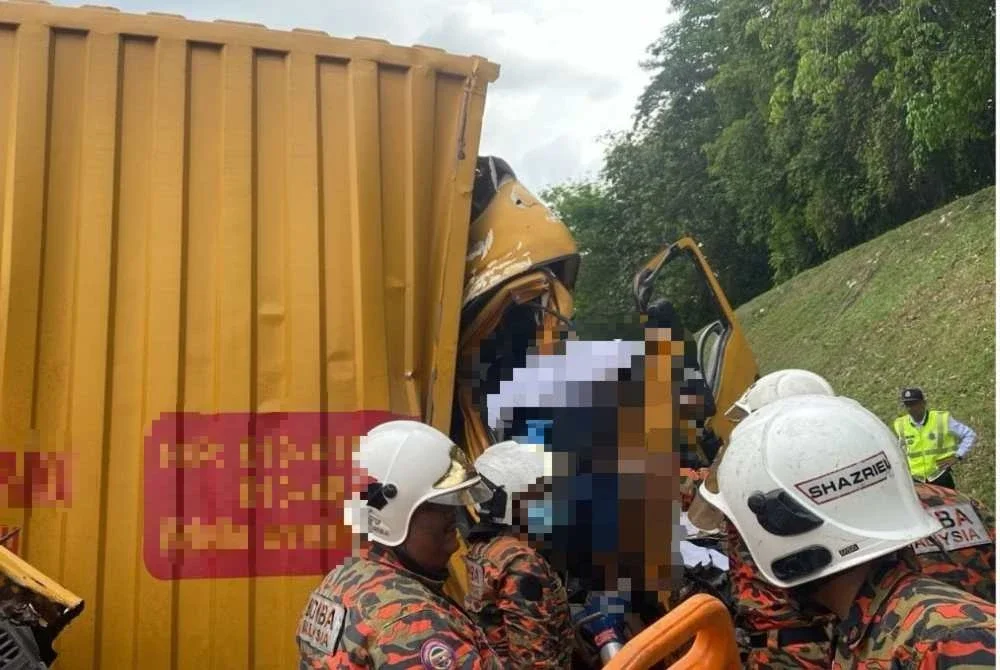 Mangsa, seorang lelaki berusia 24 tahun yang memandu lori jenis Isuzu, membawa muatan beras dilaporkan tersepit sebelum disahkan meninggal dunia di lokasi kejadian.