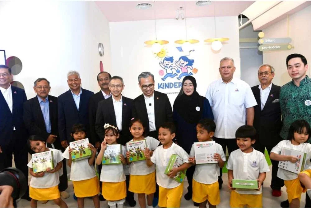 Fahmi (lima kanan) ketika Majlis Perasmian KinderHub@MCMC.