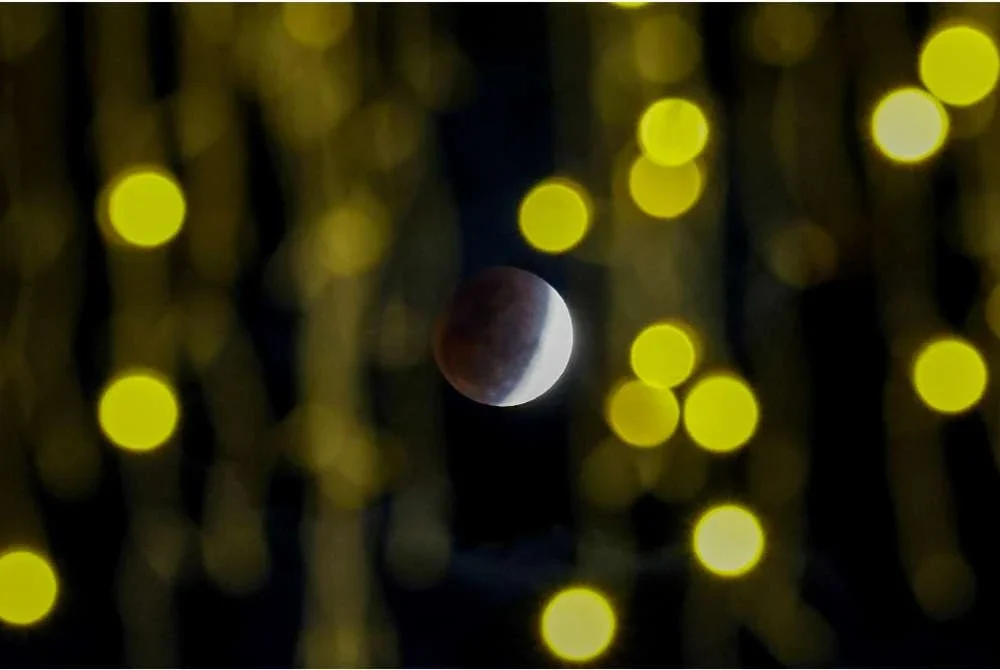 Pemandangan fenomena gerhana bulan penuh atau dikenali sebagai ‘blood moon’ dirakam di Pulau Duyong malam Selasa. Foto Bernama