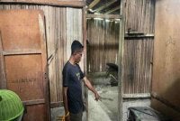 Suspek menunjukkan kawasan dia menetak mangsa. Foto Agensi