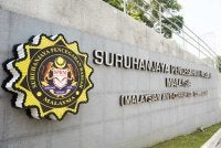Siasatan SPRM terhadap aset sebuah keluarga terkenal, yang kini berlarutan menjadi kes polis selepas muncul dakwaan komplot menjatuhkan kerajaan menggunakan media asing.