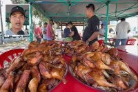 Belia gotong-royong menyediakan pek juadah berbuka puasa untuk diedarkan kepada penduduk. Gambar kecil: Muhammad Razaaq
