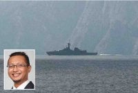 Sebuah kapal tentera laut dilihat belayar di Selat Hormuz, laluan perairan penting yang menjadi laluan sebahagian besar minyak dan gas dunia, selepas dua kapal diserang pada 1 Mac. Foto AFP (Gambar kecil: Nuradli Ridzwan Shah)