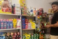 Fadhil menunjukkan sebahagian koleksi barangan di ruangan khas disediakan untuk isterinya.