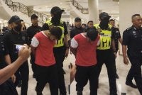 Suspek tiba di pekarangan Kompleks Mahkamah Kuantan kira-kira jam 8.50 pagi. 