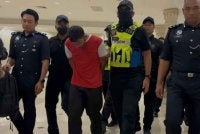 Suspek tiba di pekarangan Kompleks Mahkamah Kuantan kira-kira jam 8.50 pagi. 