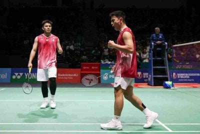 Sze Fei-Nur Izzuddin mara ke pusingan kedua Terbuka Malaysia Super 1000 selepas mengatasi Lundgaard-Vestergaard di Stadium Axiata Arena pada Selasa. Foto: Bernama 