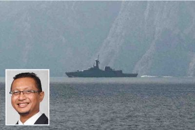 Sebuah kapal tentera laut dilihat belayar di Selat Hormuz, laluan perairan penting yang menjadi laluan sebahagian besar minyak dan gas dunia, selepas dua kapal diserang pada 1 Mac. Foto AFP (Gambar kecil: Nuradli Ridzwan Shah)