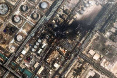 Imej satelit menunjukkan kerosakan di loji penapisan Ras Tanura milik Saudi Aramco selepas serangan dron Iran. - AFP