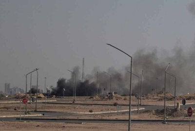 Kepulan asap tebal memenuhi ruang udara selepas kawasan menempatkan Kedutaan AS di Kuwait City dibedil pada Isnin. - Foto AFP
