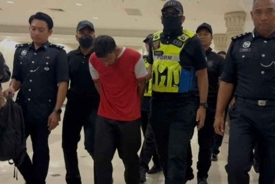 Suspek tiba di pekarangan Kompleks Mahkamah Kuantan kira-kira jam 8.50 pagi. 