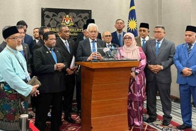 Takiyuddin (tengah) ketika sidang akhbar di Parlimen pada Selasa.