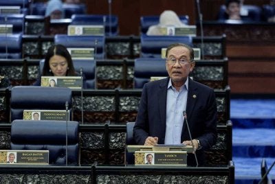 Perdana Menteri Datuk Seri Anwar Ibrahim ketika Sesi Pertanyaan-pertanyaan Bagi Jawab Lisan pada Mesyuarat Pertama, Penggal Kelima Parlimen ke-15 Dewan Rakyat di Parlimen pada Selasa. Foto Bernama.