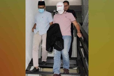Dua penolong pengarah di JPN Perak didakwa di Mahkamah Sesyen Ipoh pada Selasa atas tiga pertuduhan menerima suapan wang berjumlah RM4,000.