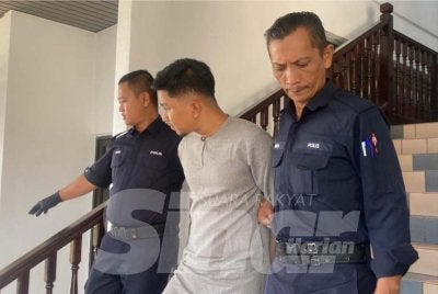 Seorang lelaki yang juga bakal pengantin mengaku bersalah memiliki gambar lucah di dalam telefon bimbitnya.
