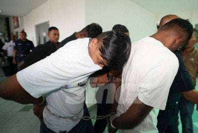 Empat lelaki dibawa ke Mahkamah Majistret Shah Alam pada Selasa berhubung kes curi tabung Masjid Kristal Seksyen 7, dua minggu lalu. Foto Sinar Harian, ROSLI TALIB