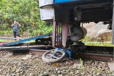 Kereta api merempuh motosikal troli di Batu 11, Tenom-Pangi.