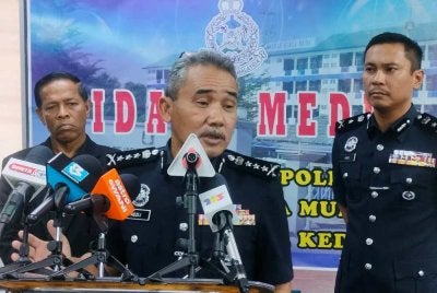 Adzli (tengah) ketika sidang akhbar di Ibu Pejabat Polis Daerah Kuala Muda.