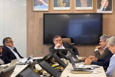 Anthony menyertai sesi taklimat bersama perunding projek TBR di sini pada Selasa
